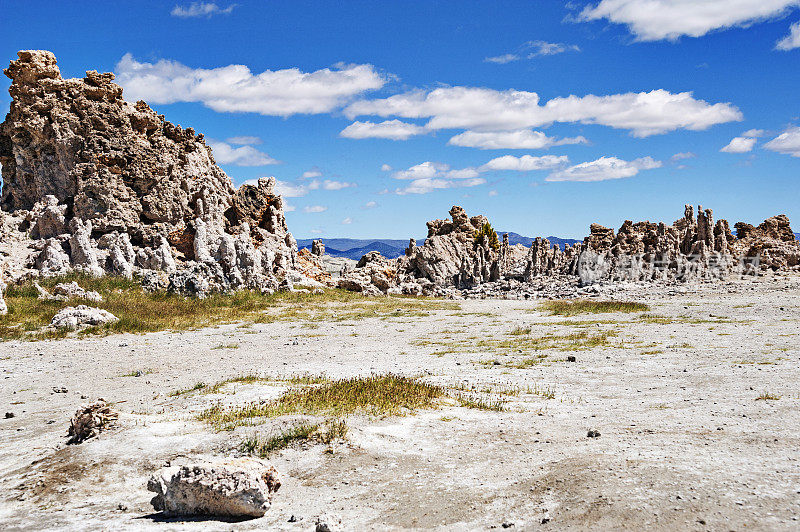 Tufas 和莫诺湖